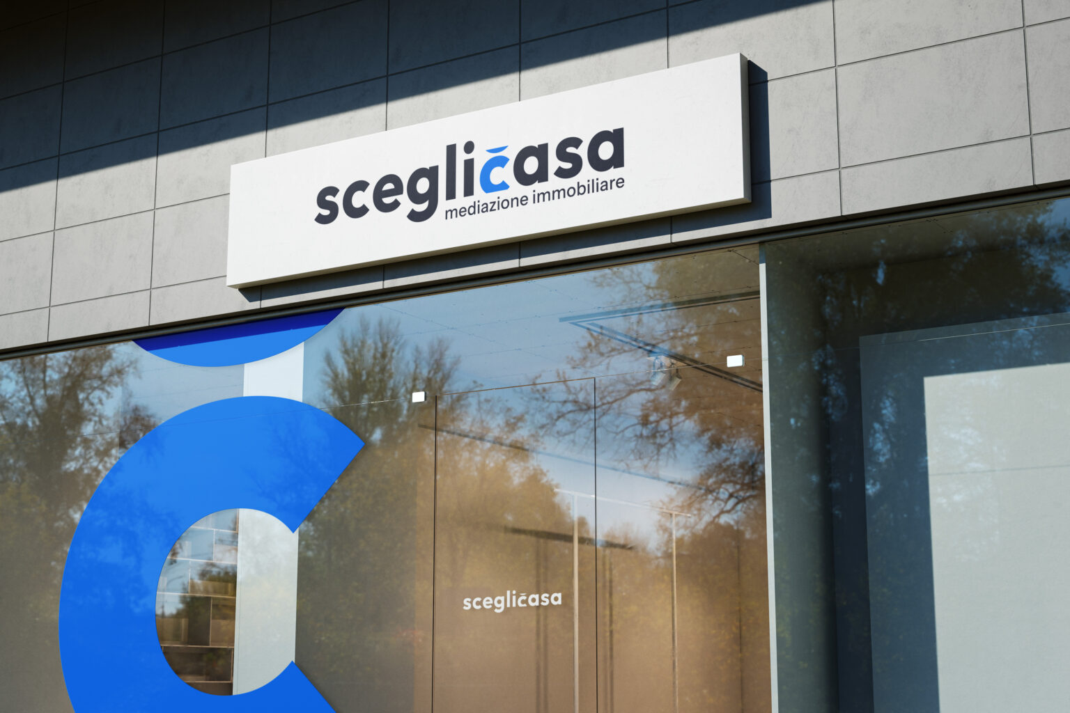 Rappresentazione del logo Sceglicasa su insegna esterna di agenzia immobiliare, graphic designer Fabio Bevilacqua